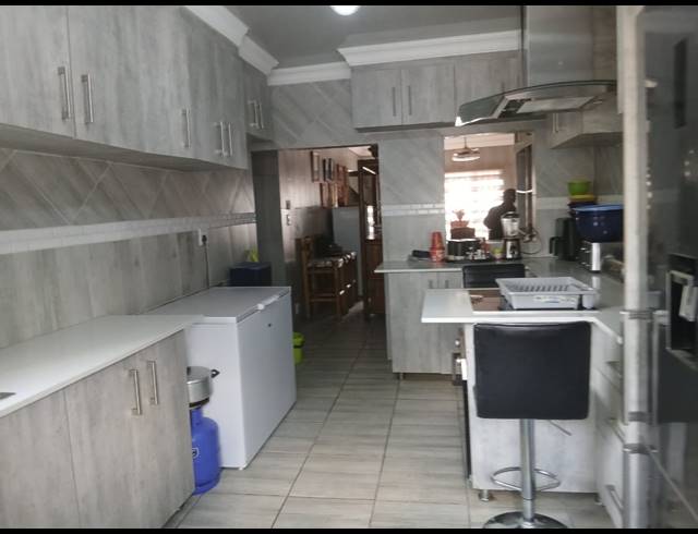 3 BEDROOM FREEHOLD FOR SALE IN MOUNTAIN VIEW